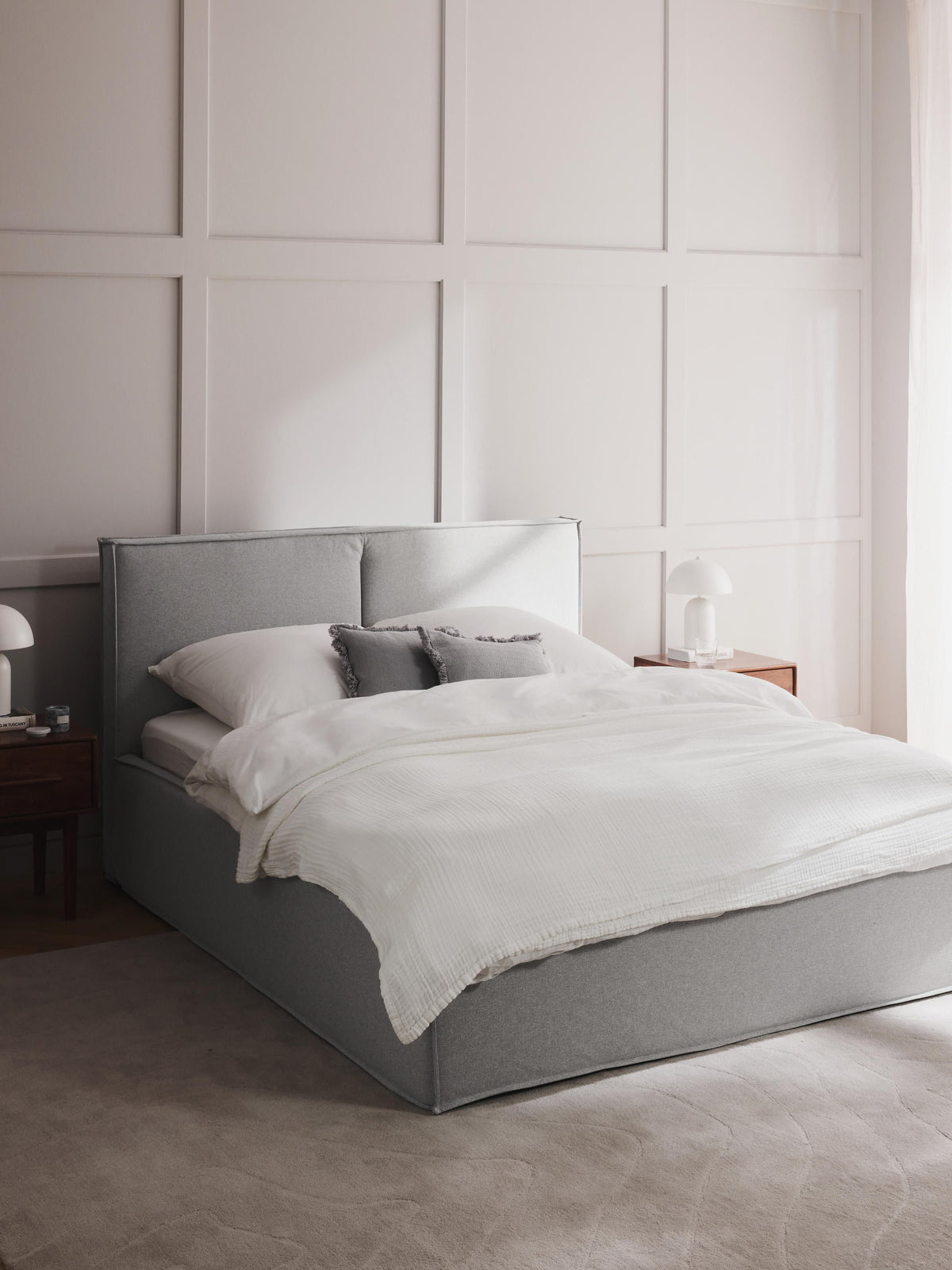 Dremvard Upholstered Bed