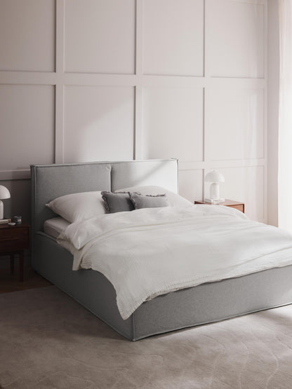 Dremvard Upholstered Bed