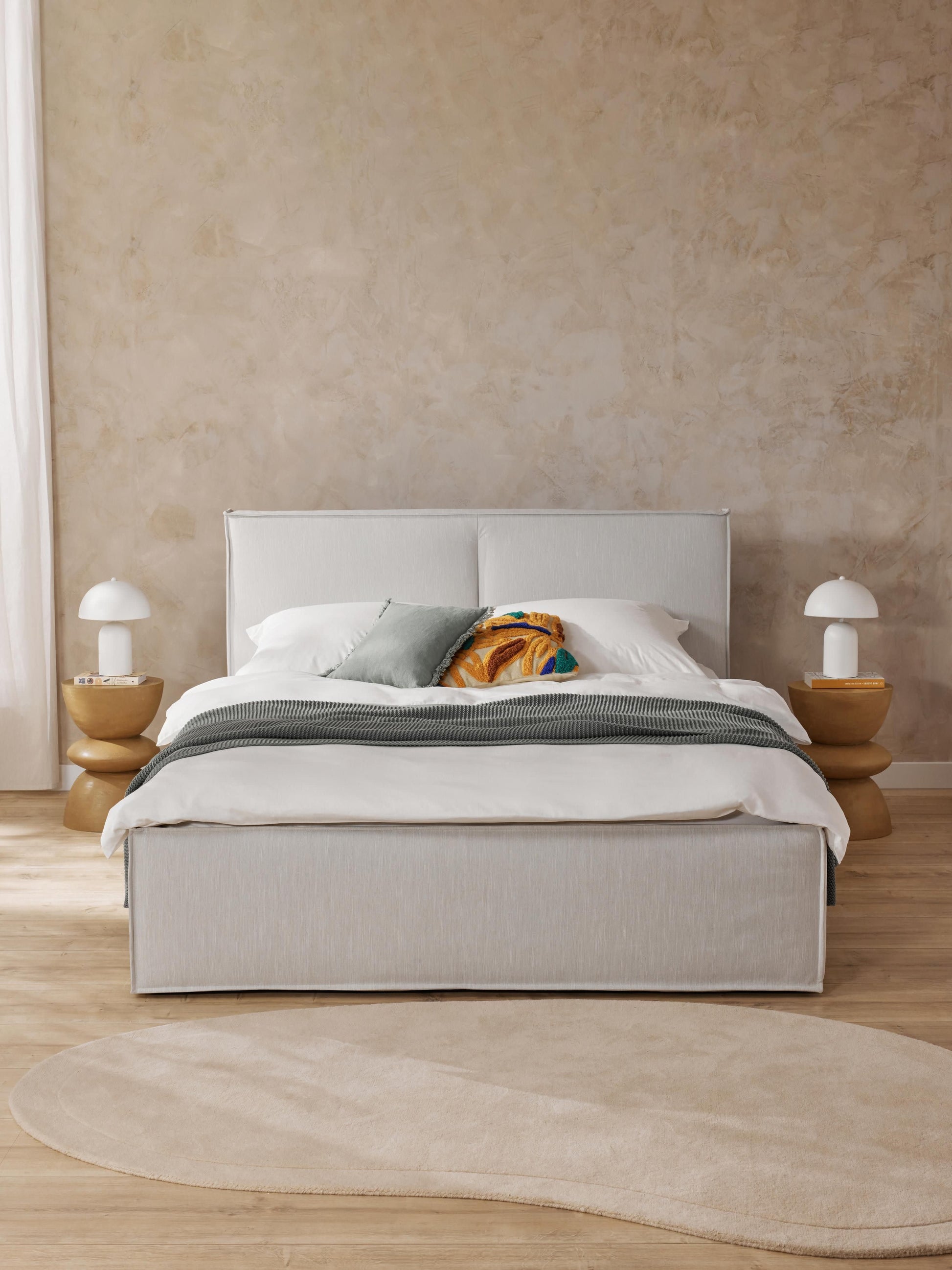 Dremvard Upholstered Storage Bed