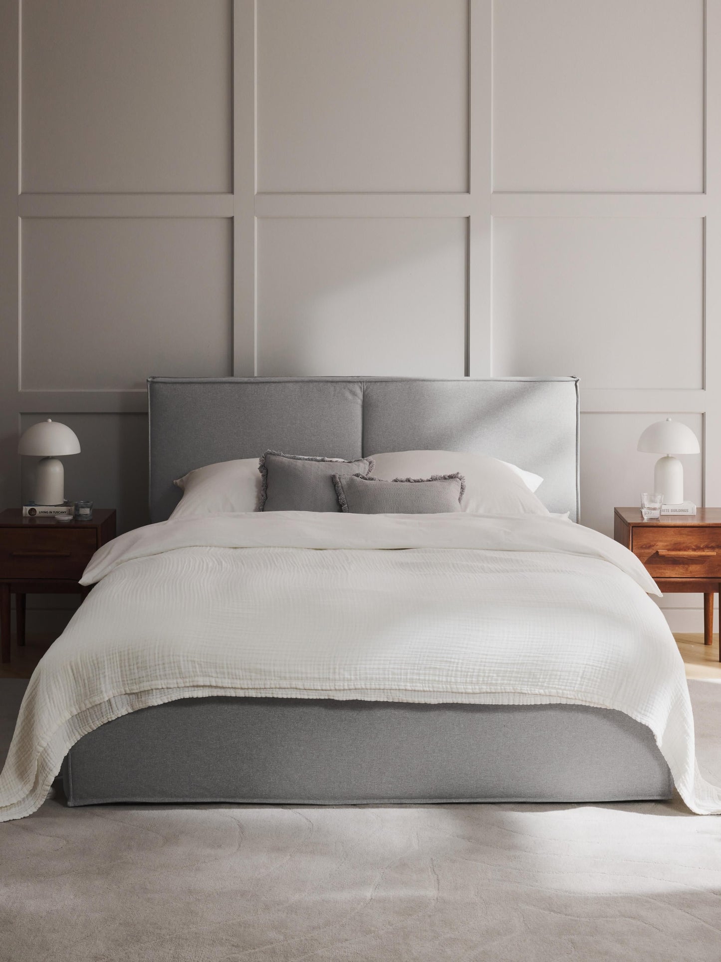 Dremvard Upholstered Storage Bed